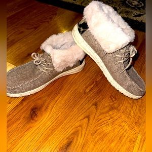 Women size 5 fur lined Hey Dudes. Barely worn, great condition.